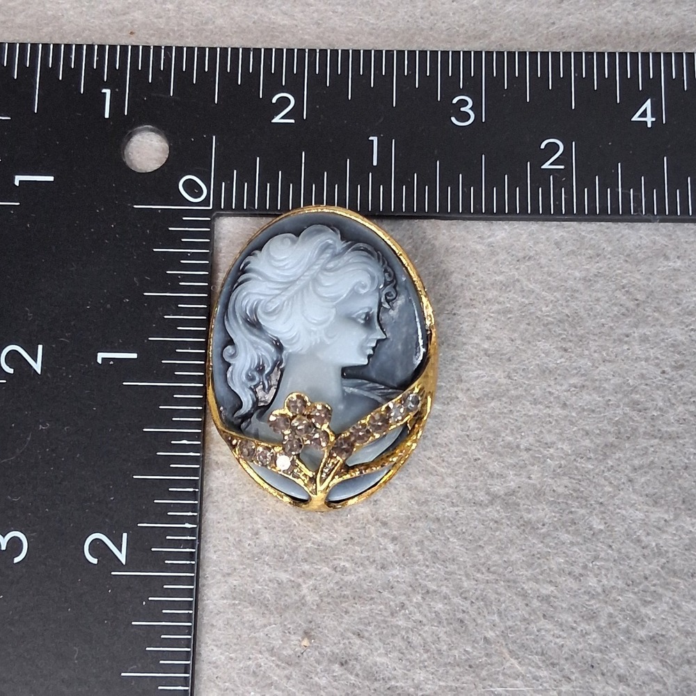 Vintage Style Gray Cameo Jewelry Set - Modern Victorian Revival Cuff & Brooch - Picture 16 of 16
